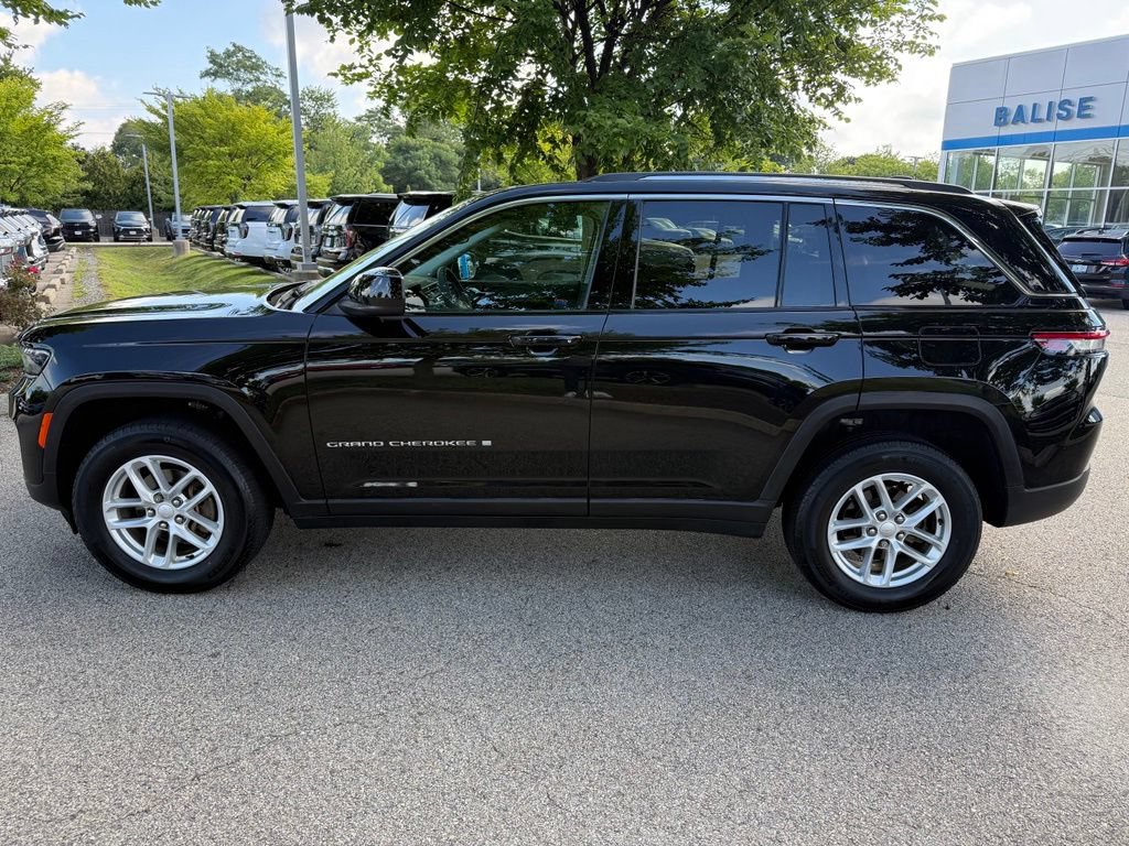 Used 2023 Jeep Grand Cherokee Laredo X AWD/4WD image 2