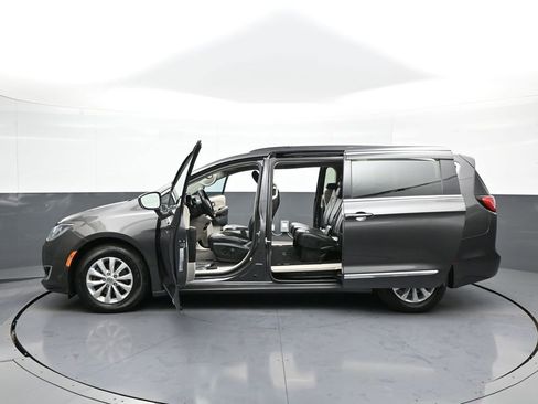 Used 2017 Chrysler Pacifica Touring-L image 43