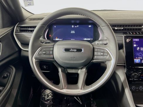 Used 2025 Jeep Grand Cherokee Altitude AWD/4WD image 11