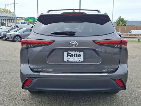 Used 2023 Toyota Highlander XLE AWD/4WD image 5