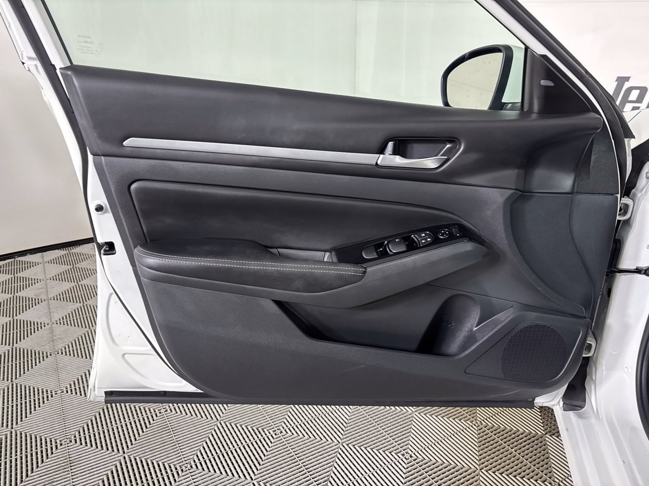 Used 2023 Nissan Altima 2.5 SV AWD/4WD image 10
