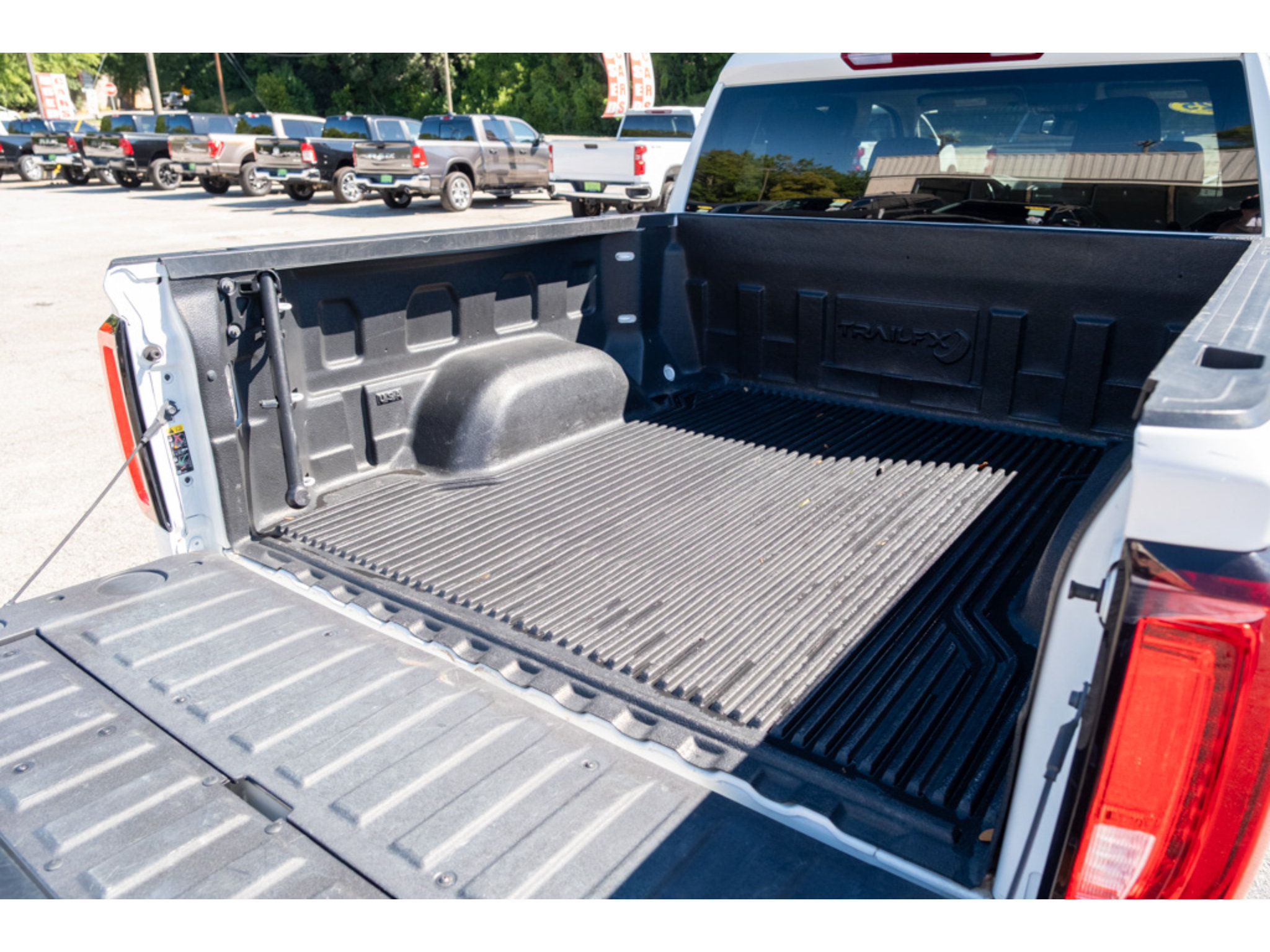 Used 2025 GMC Sierra 1500 SLT RWD image 32