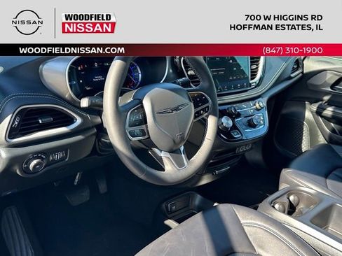 Used 2025 Chrysler Pacifica Select image 37