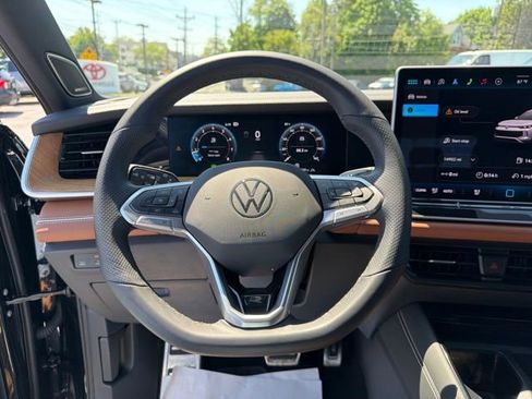 Used 2025 Volkswagen Tiguan SEL R-Line AWD/4WD image 24