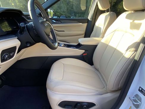 New 2025 Jeep Grand Cherokee Limited w/ Luxury Tech Group II image 16