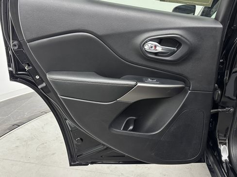 Used 2019 Jeep Cherokee Limited image 29