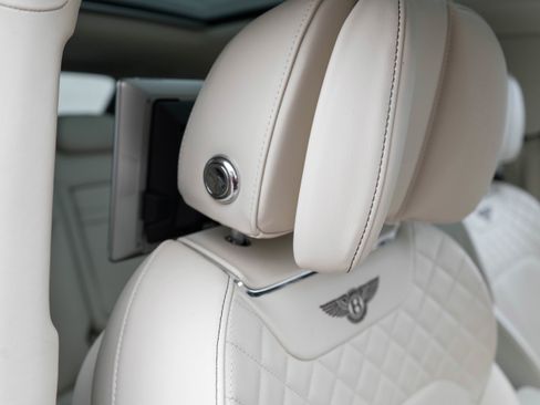 Used 2017 Bentley Bentayga image 43