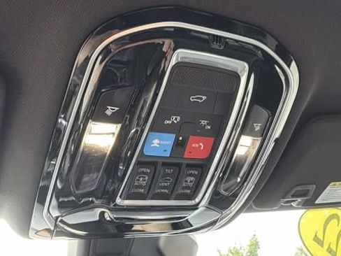Used 2022 Jeep Grand Cherokee Overland AWD/4WD image 35