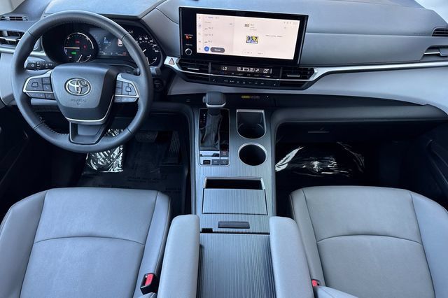 Certified 2026 Toyota Sienna XLE FWD image 17
