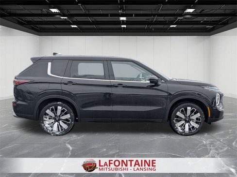 New 2026 Mitsubishi Outlander SE image 7