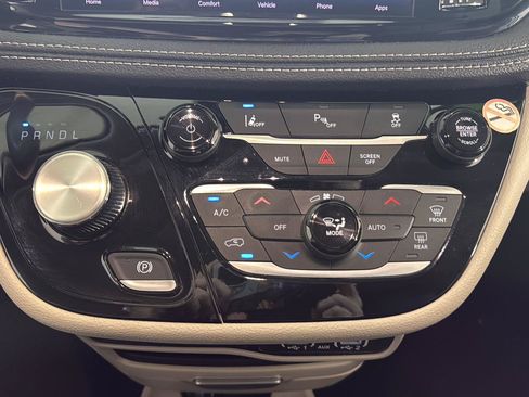 Used 2023 Chrysler Pacifica Touring-L FWD image 21