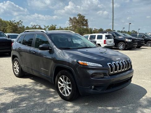 Used 2018 Jeep Cherokee Latitude Plus w/ Cold Weather Group AWD/4WD image 2