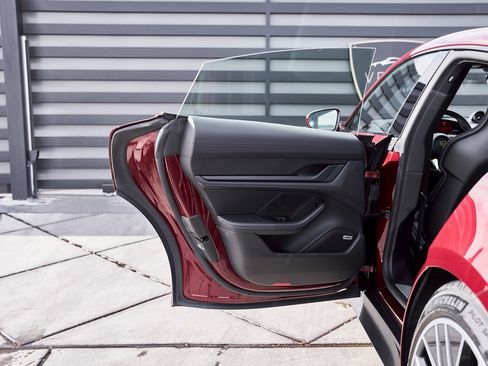 Used 2021 Porsche Taycan 4S image 27