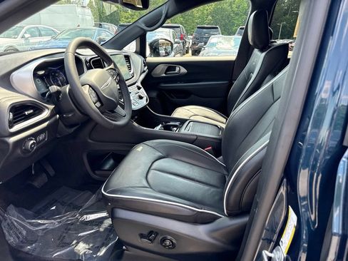 Used 2025 Chrysler Pacifica Limited w/ Uconnect Theater Family Group FWD image 3