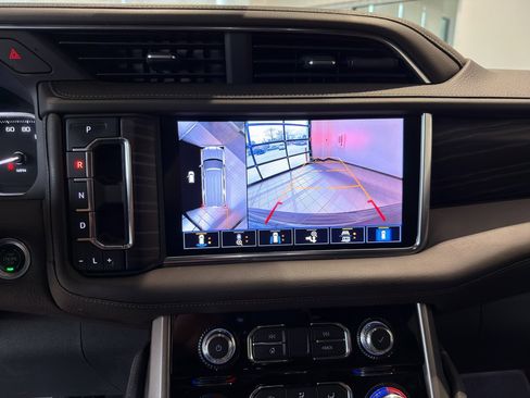 Used 2021 GMC Yukon Denali w/ Advanced Technology Package image 11