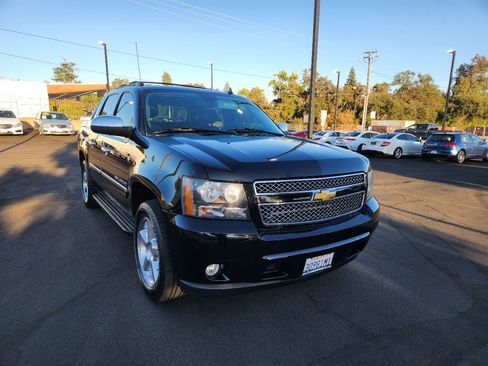 Used 2013 Chevrolet Avalanche LTZ image 7