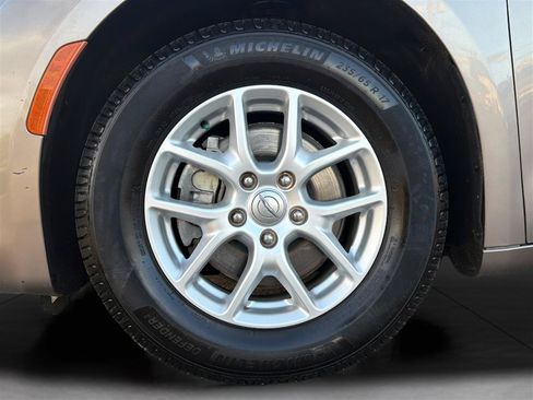 Used 2017 Chrysler Pacifica Touring FWD image 27