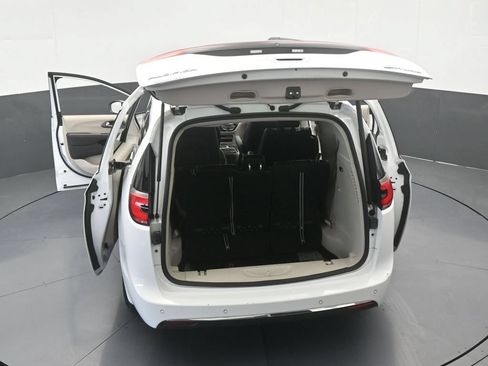 Used 2023 Chrysler Pacifica Touring-L FWD image 68