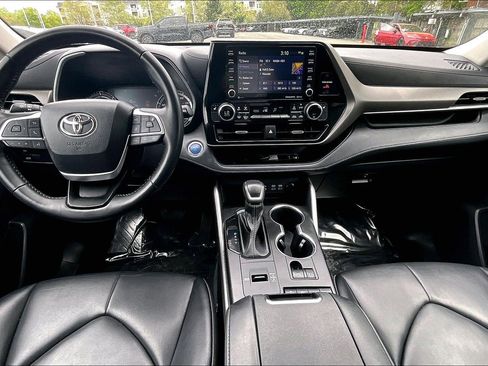 Used 2022 Toyota Highlander XLE AWD/4WD image 14