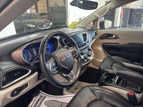 Used 2018 Chrysler Pacifica Touring-L w/ Tire & Wheel Group image 7