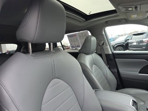 Certified 2023 Toyota Highlander XLE image 10
