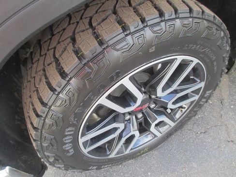 Used 2023 GMC Sierra 1500 SLE image 11