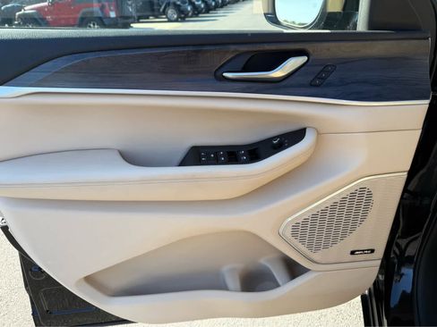 Used 2023 Jeep Grand Cherokee 4WD 4xe w/ Luxury Tech Group II image 11