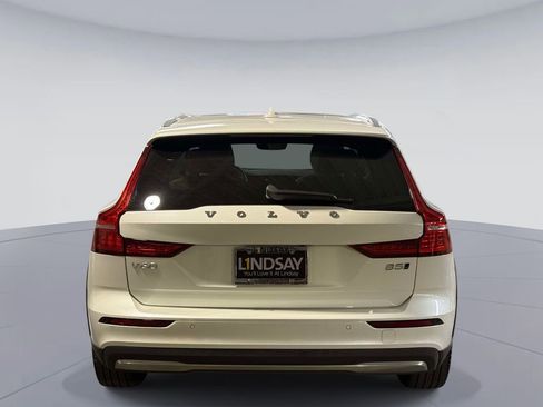Used 2023 Volvo V60 B5 Cross Country Plus w/ Climate Package image 11