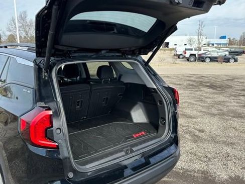 Used 2023 GMC Terrain SLE w/ Driver Convenience Package image 28