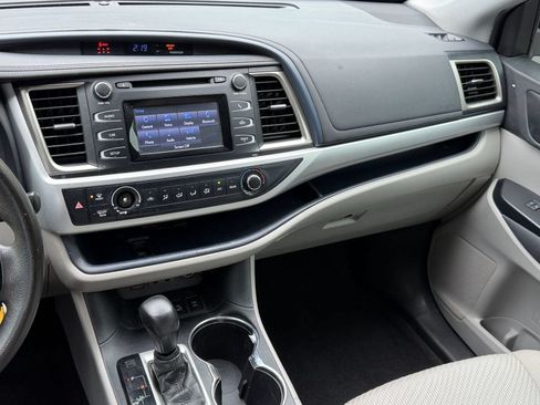 Used 2019 Toyota Highlander LE AWD/4WD image 27