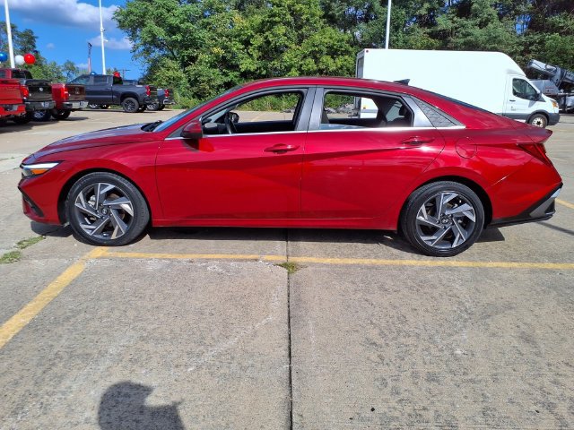 Used 2025 Hyundai Elantra SEL FWD image 5