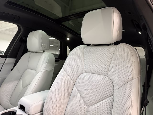 Certified 2026 Porsche Macan Turbo AWD/4WD image 30