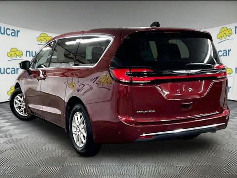 Used 2023 Chrysler Pacifica Touring-L FWD image 4
