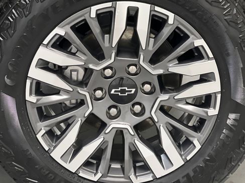 Used 2025 Chevrolet Suburban Z71 AWD/4WD image 70