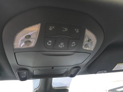 Used 2025 Chrysler Pacifica Limited FWD image 37