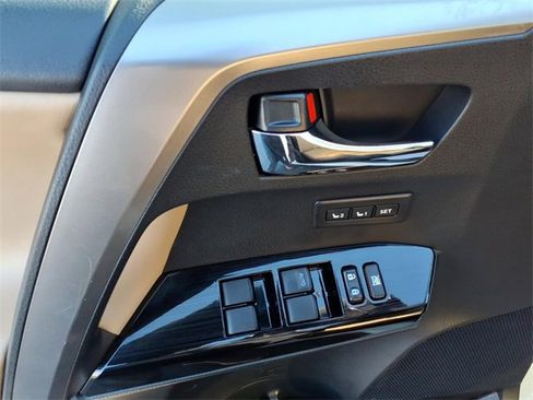 Used 2018 Toyota RAV4 Limited image 12