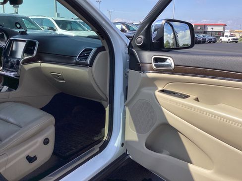 Used 2017 Jeep Grand Cherokee Limited image 28