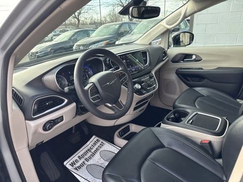 Used 2024 Chrysler Pacifica Touring-L image 9