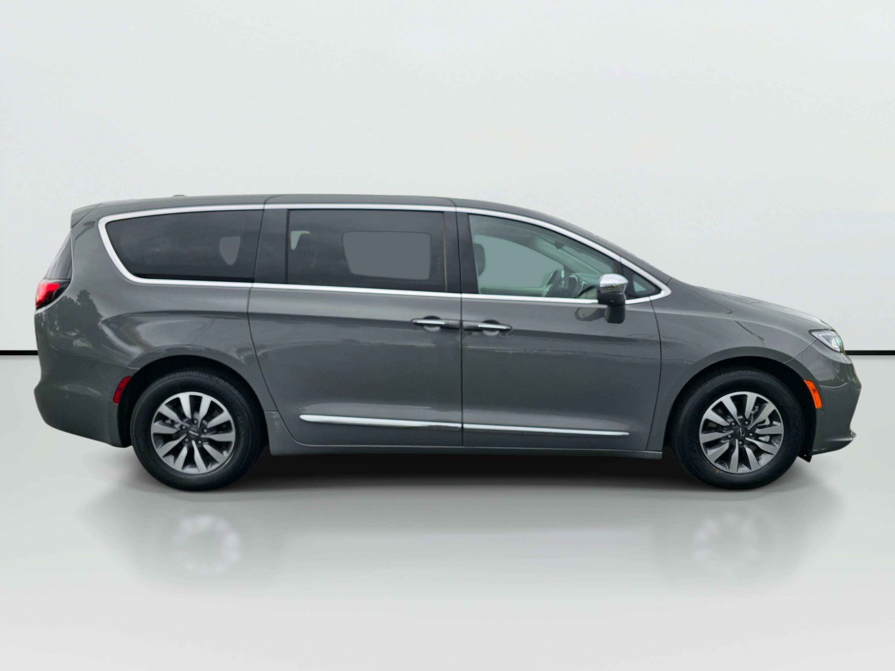 Used 2022 Chrysler Pacifica Limited FWD image 6