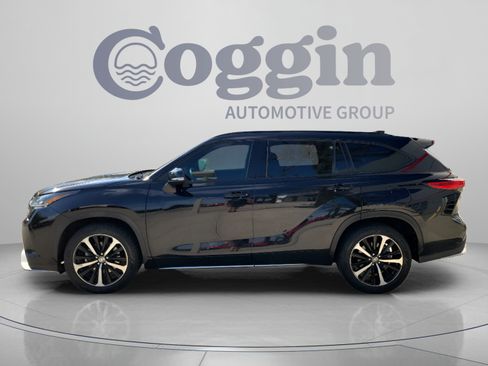 Used 2022 Toyota Highlander XSE AWD/4WD image 2