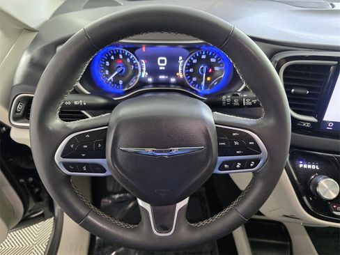 Certified 2023 Chrysler Pacifica Touring-L image 21