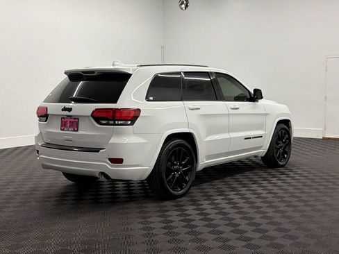 Used 2017 Jeep Grand Cherokee Altitude RWD image 9
