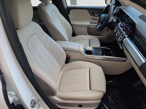 Used 2021 Mercedes-Benz GLB 250 w/ Premium Package image 21