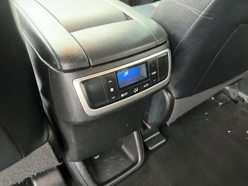 Used 2019 Toyota Highlander XLE AWD/4WD image 24
