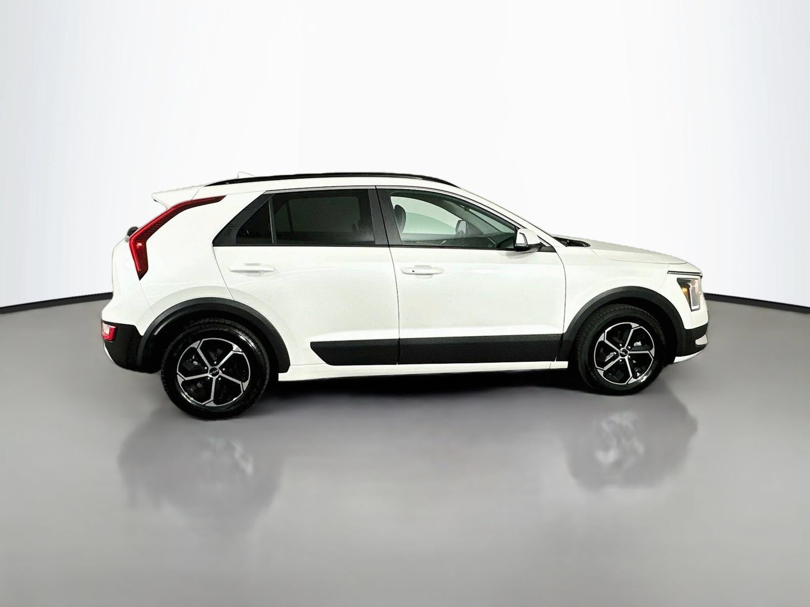 Used 2025 Kia Niro EX w/ EX Cold Weather Package FWD image 8