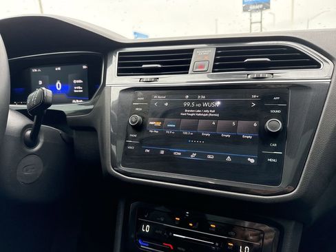 Used 2022 Volkswagen Tiguan SE w/ Panoramic Sunroof Package AWD/4WD image 12