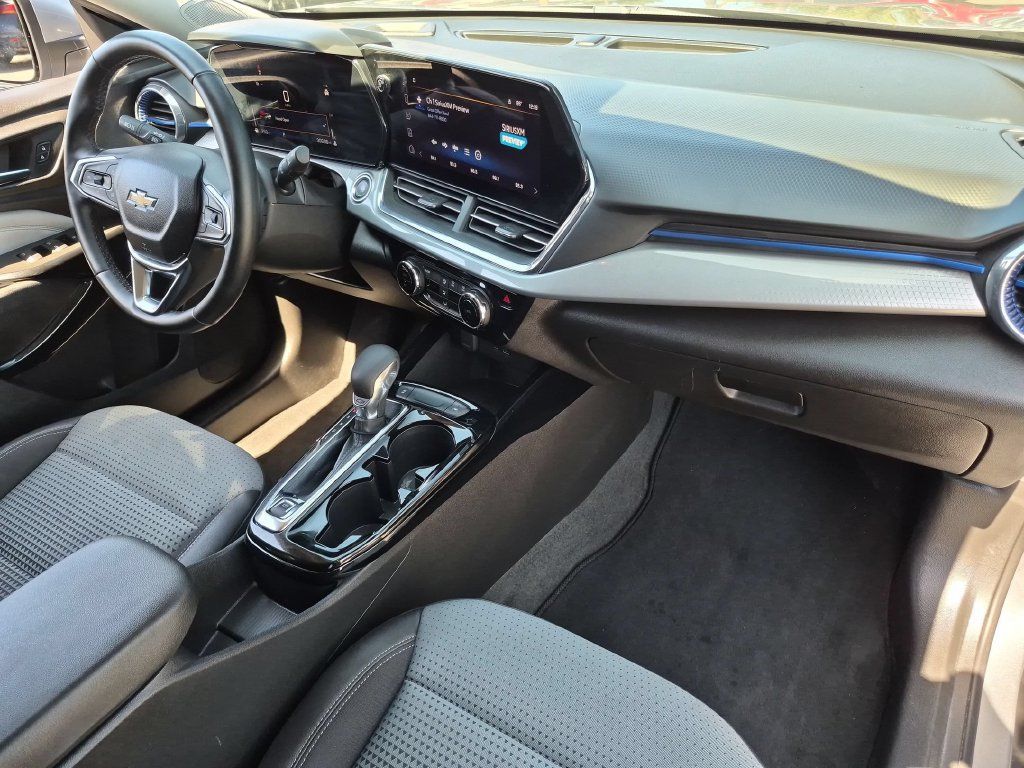 Used 2025 Chevrolet Trax LT w/ LT Convenience Package FWD image 28