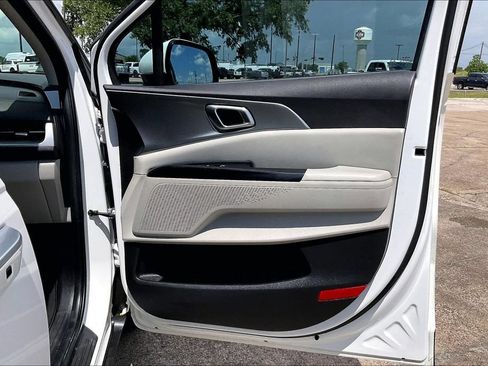 Used 2023 Kia Carnival LX FWD image 29