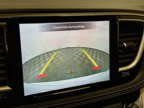 Used 2024 Chrysler Pacifica Limited FWD image 14