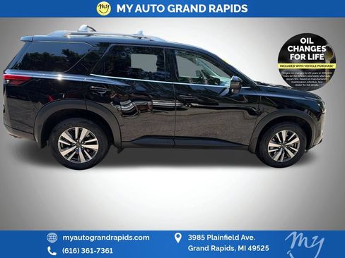 Used 2025 Nissan Pathfinder SL AWD/4WD image 8